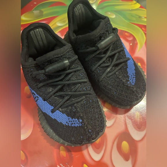 Toddler Yeezys - Picture 4 of 5